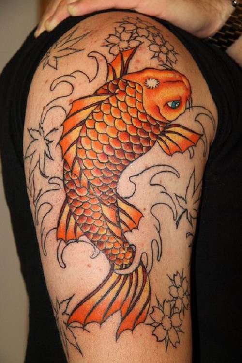 Tatuaje de pez koi naranja en el brazo