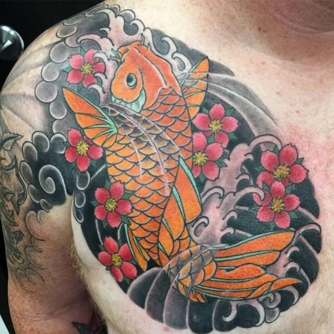 Tatuaje de pez koi en el pecho