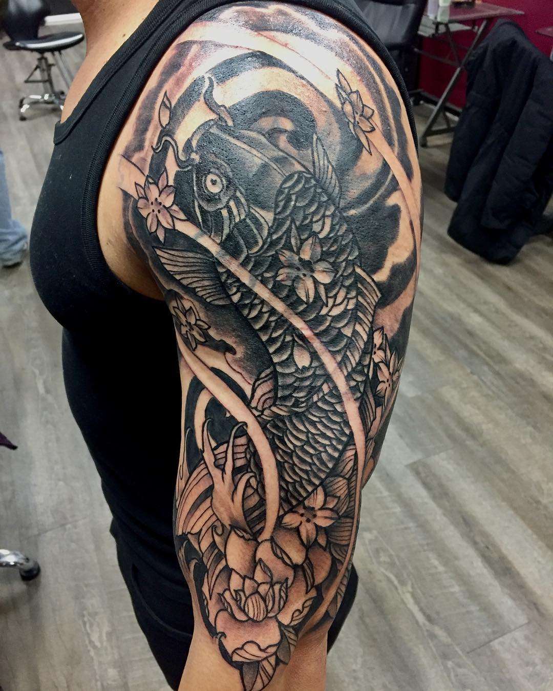 Tatuaje de pez koi negro tipo manga
