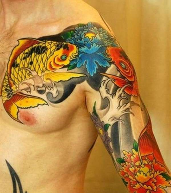 Tatuaje de pez koi amarillo en pectoral