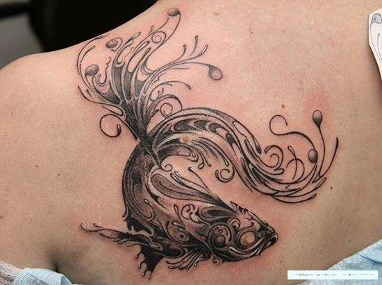 Tatuaje de pez koi negro en espalda