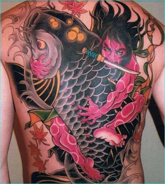 Tatuaje de pez koi negro atrapado por samurai