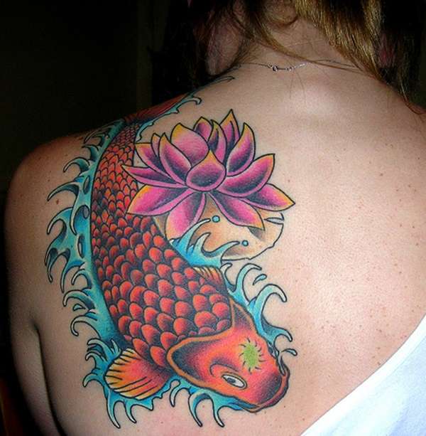 Tatuaje de pez koi naranja con flor de loto