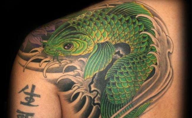 Tatuaje de pez koi verde en hombro