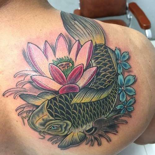 Tatuaje de pez koi verde con flor de loto
