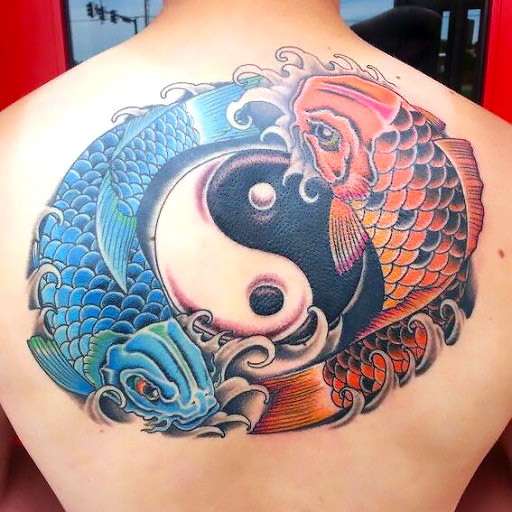 Tatuaje de peces koi con símbolo del Ying y Yang