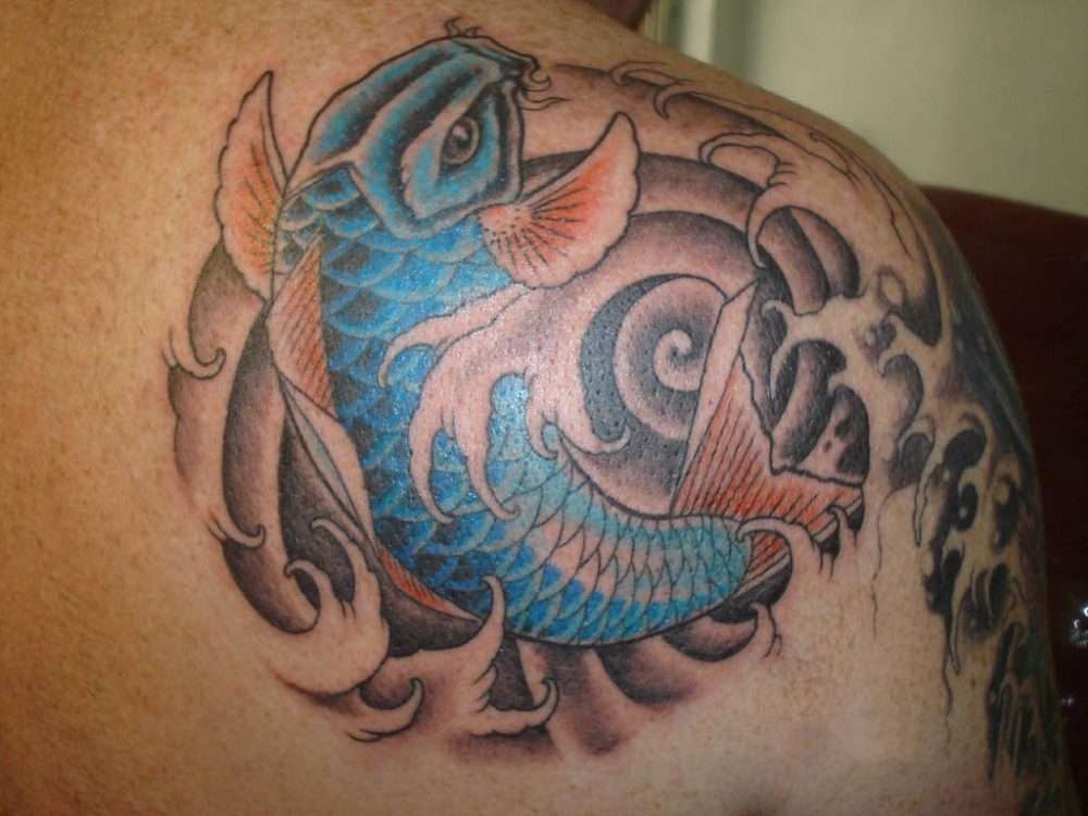 Tatuaje de pez koi azul con remolino