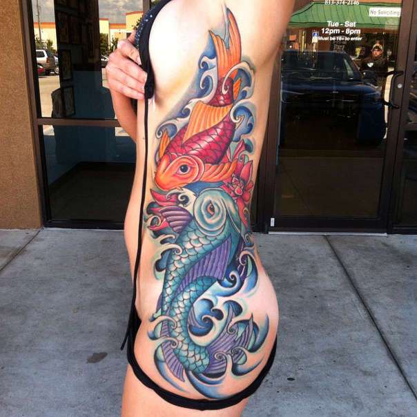 Tatuaje de pez koi grande en lateral