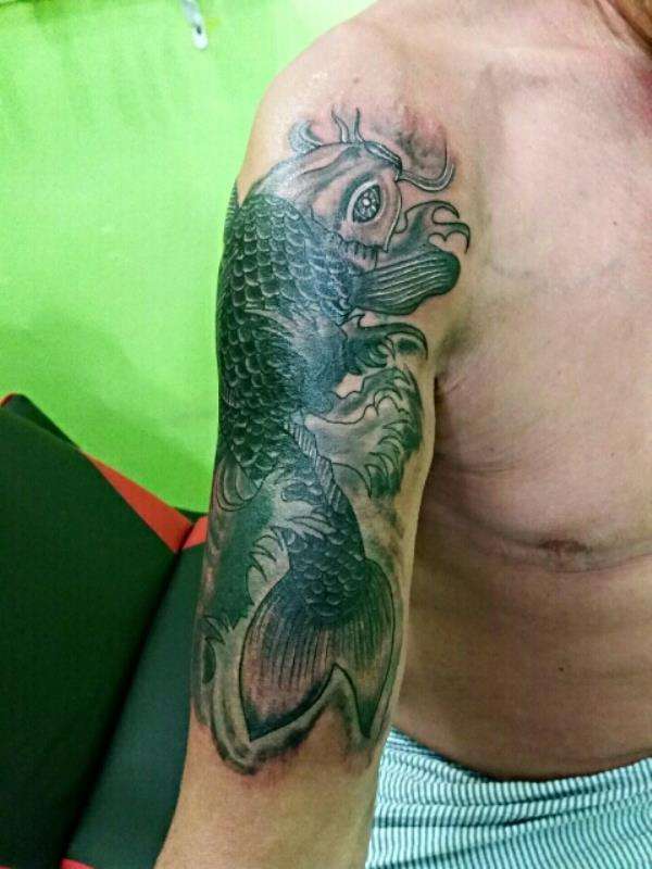 Tatuaje de pez koi verde río arriba