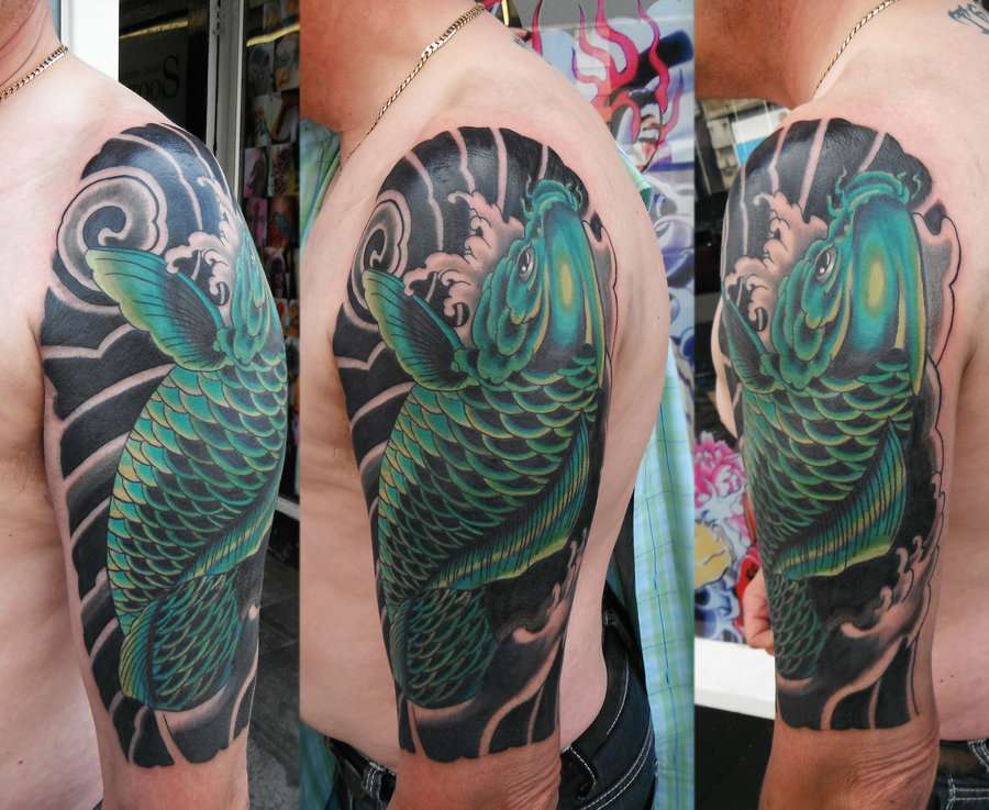 Tatuaje de pez koi verde sobre fondo negro