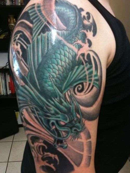 Tatuaje de pez koi verde dragón