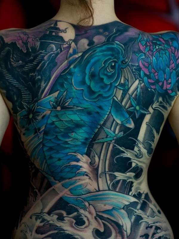 Tatuaje de pez koi azul en toda la espalda