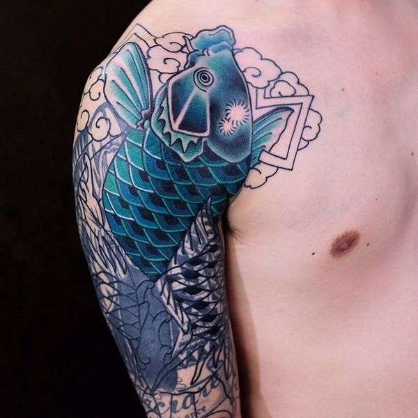 Tatuaje de pez koi azul en hombro
