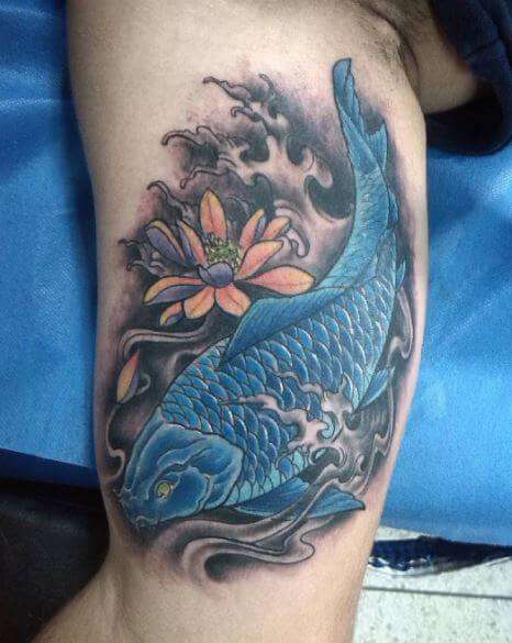 Tatuaje de pez koi azul río abajo
