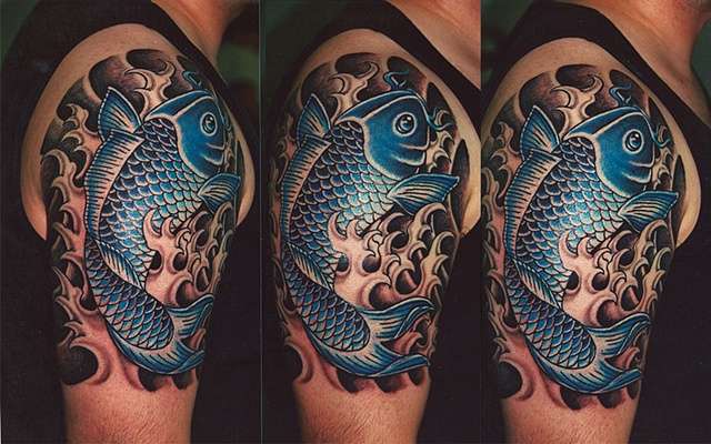 Tatuaje de pez koi azul con fondo negro