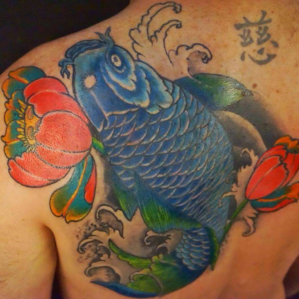 Tatuaje de pez koi azul río arriba