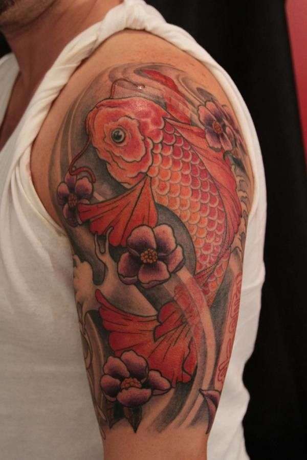 Tatuaje de pez koi y flores de cerezo