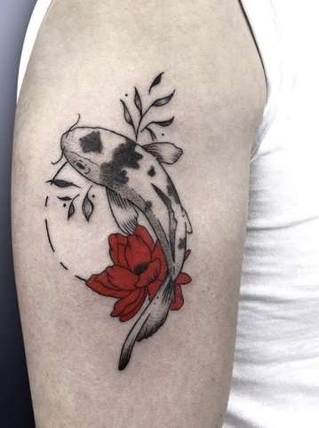 Tatuaje de pez koi negro con flor en rojo
