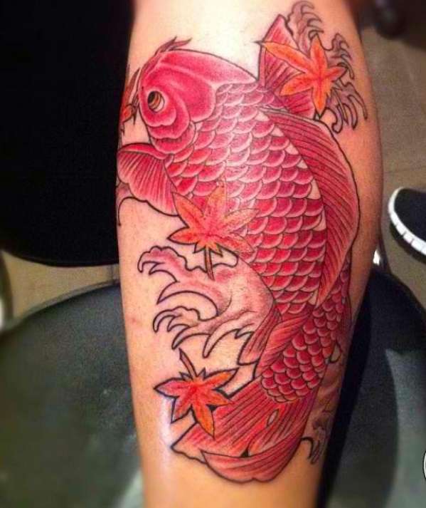 Tatuaje de pez koi rojo con hojas de otoño