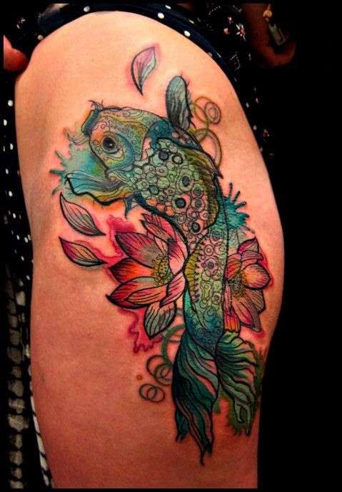Tatuaje de pez koi multicolor