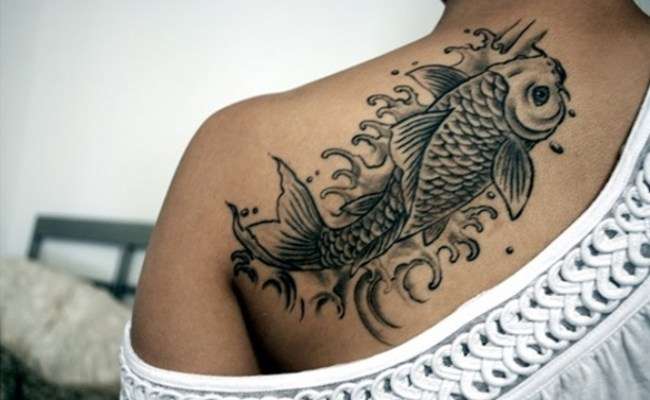 Tatuaje de pez koi negro en hombro