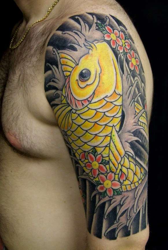 Tatuaje de pez koi amarillo media manga