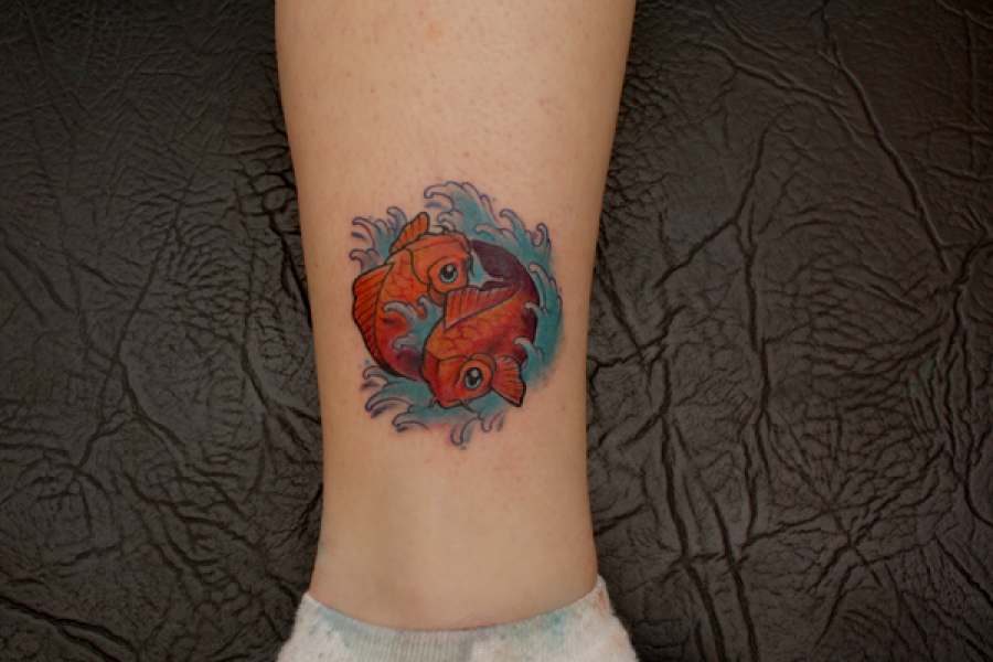 Tatuaje de peces koi Ying y Yang color naranja