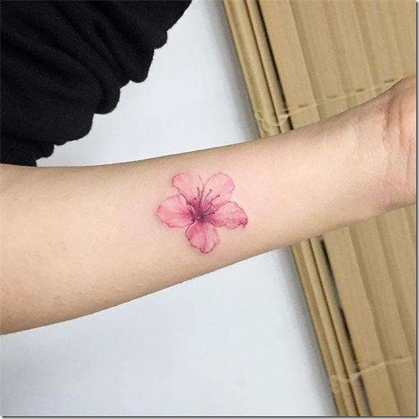 Tatuaje de flor de cerezo en antebrazo