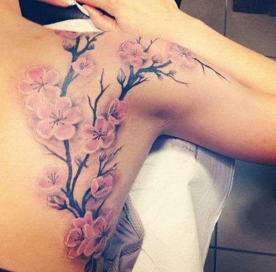 Tatuaje de flor de cerezo - espalda y hombros