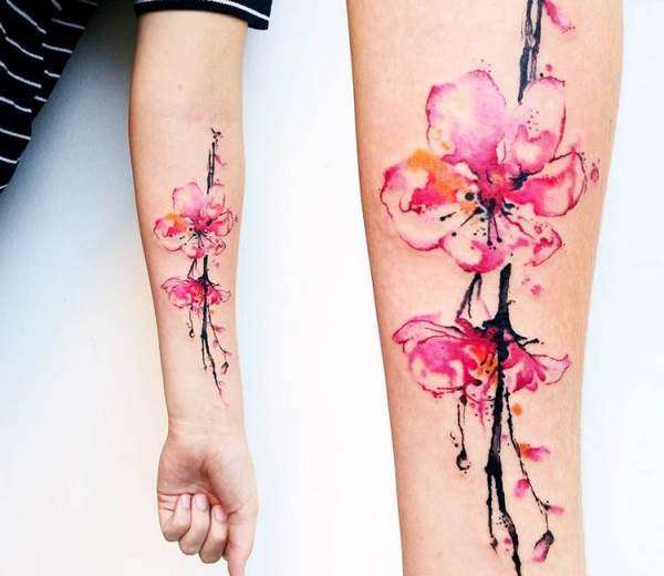 Tatuaje de flores de cerezo estilo acuarela