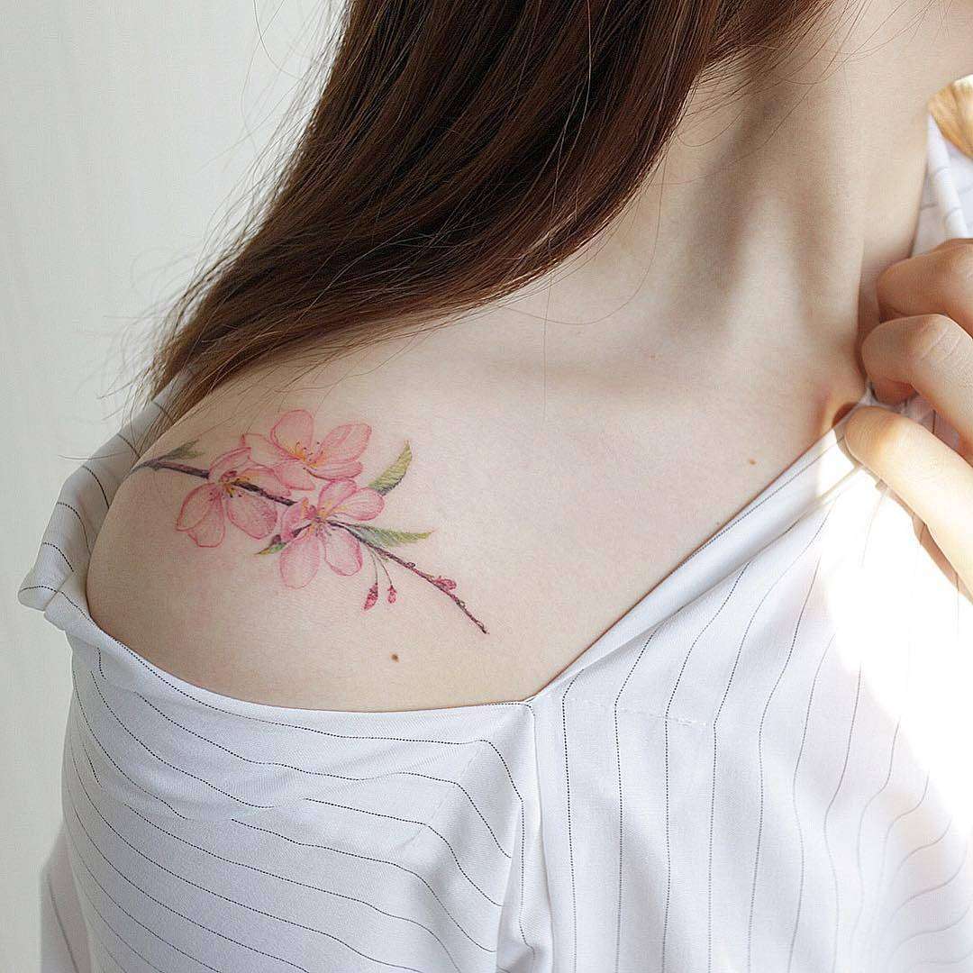 Tatuaje flores de cerezo en hombro