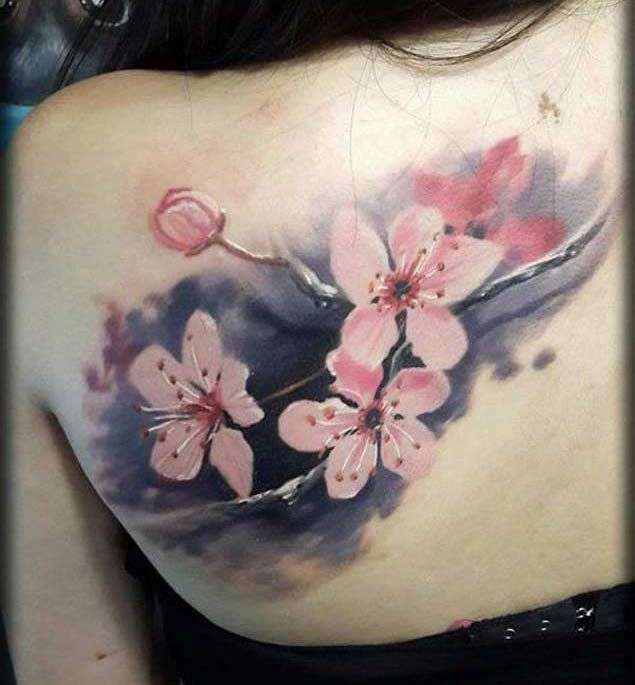 Tatuaje de flores de cerezo en la espalda