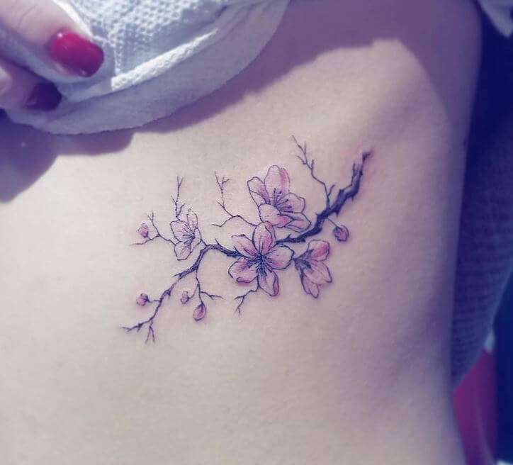 Tatuaje flores de cerezo en torso