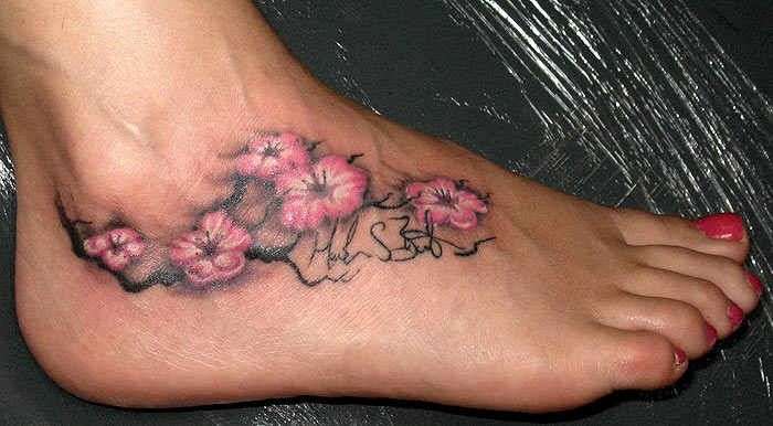 Tatuaje flores de cerezo en tobillo
