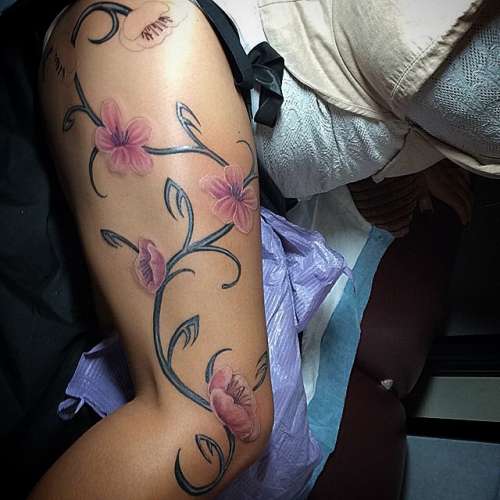 Tatuaje de flores de cerezo en el muslo