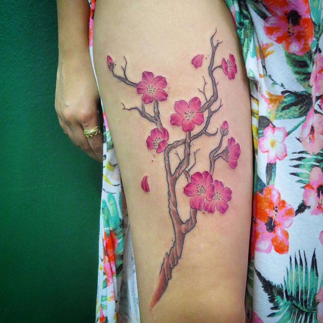 Tatuaje grande de flores de cerezo en el muslo