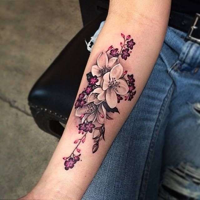 Tatuaje de flores de cerezo en blanco y rosado