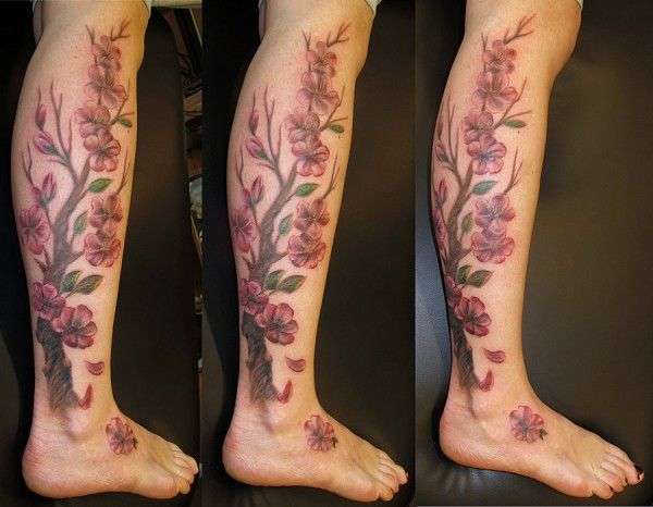 Tatuaje de flores de cerezo en pantorrilla