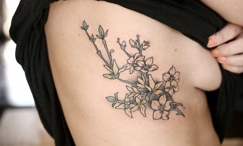 Tatuaje de flores de cerezo en tono amarillo