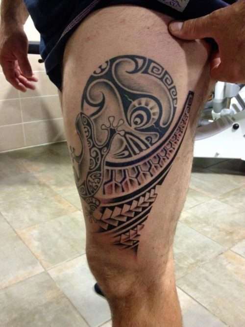 Tatuaje en el muslo - estilo tribal