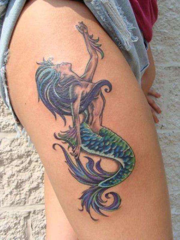 Tatuaje en el muslo - sirena en colores