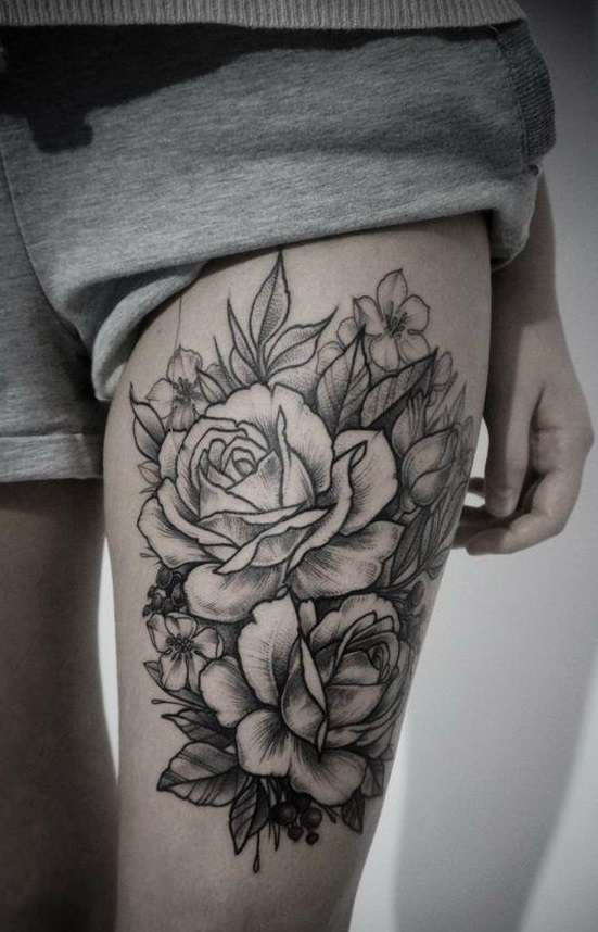 Tatuaje en el muslo - rosas en blanco y negro