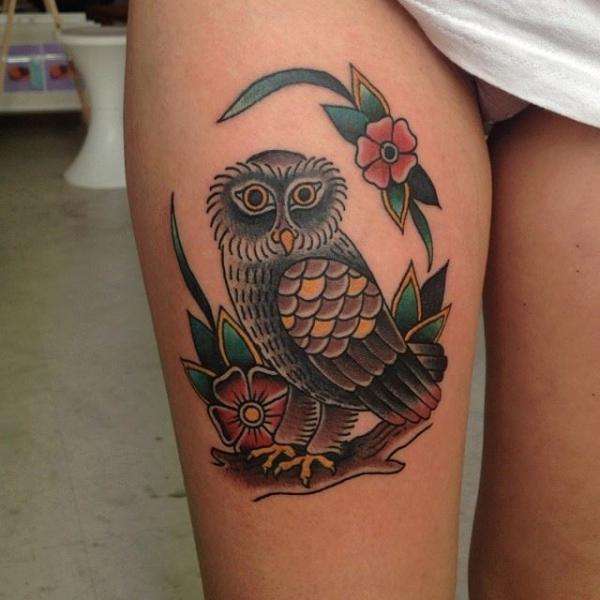 Tatuaje en el muslo - búho y flores
