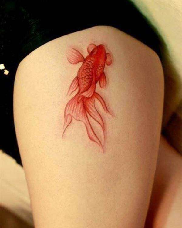 Tatuaje en el muslo - pez koi