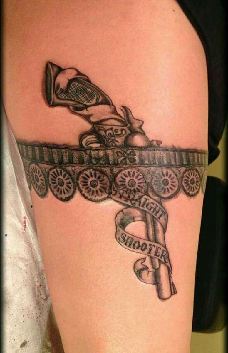 Tatuaje en el muslo - liguero con revólver