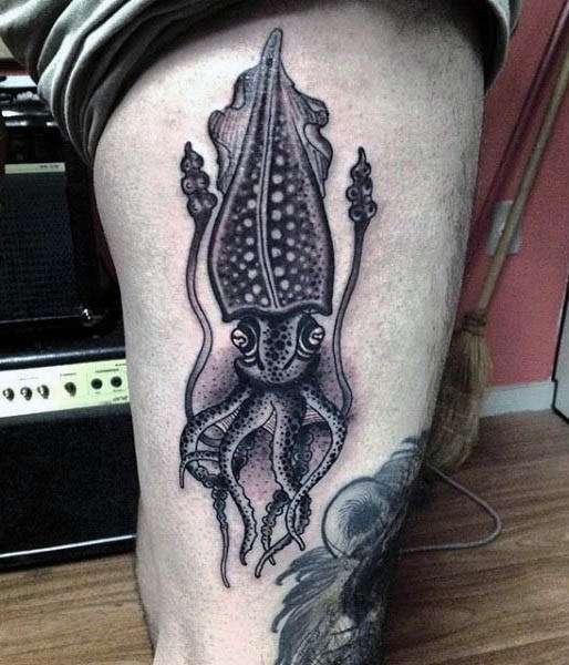 Tatuaje en el muslo - calamar