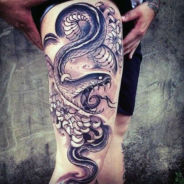 Tatuaje en el muslo - serpiente