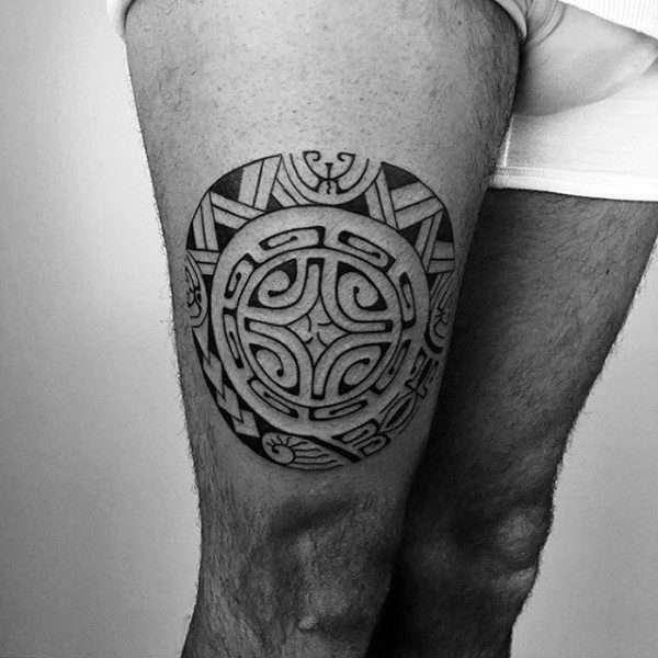 Tatuaje tribal en el muslo