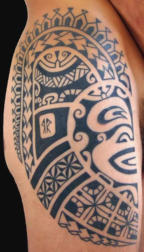 Tatuaje tribal en el muslo