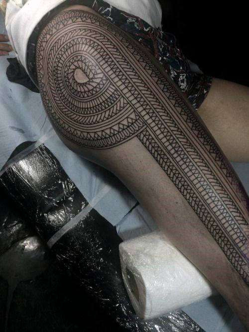 Tatuaje tribal - muslo y pierna